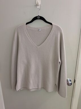 Uniqlo Women's V-Neck Knit Sweater - Light Beige Medium Fall Luxury Classic EUC